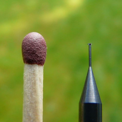 Storleken på en micro gängfräs för M1 jämförs med en tändsticka.